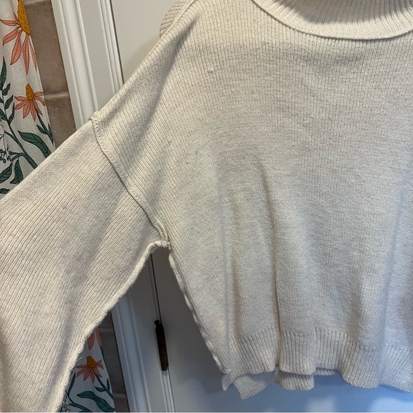 Cream Turtleneck Sweater size Small - Picture 4 of 6